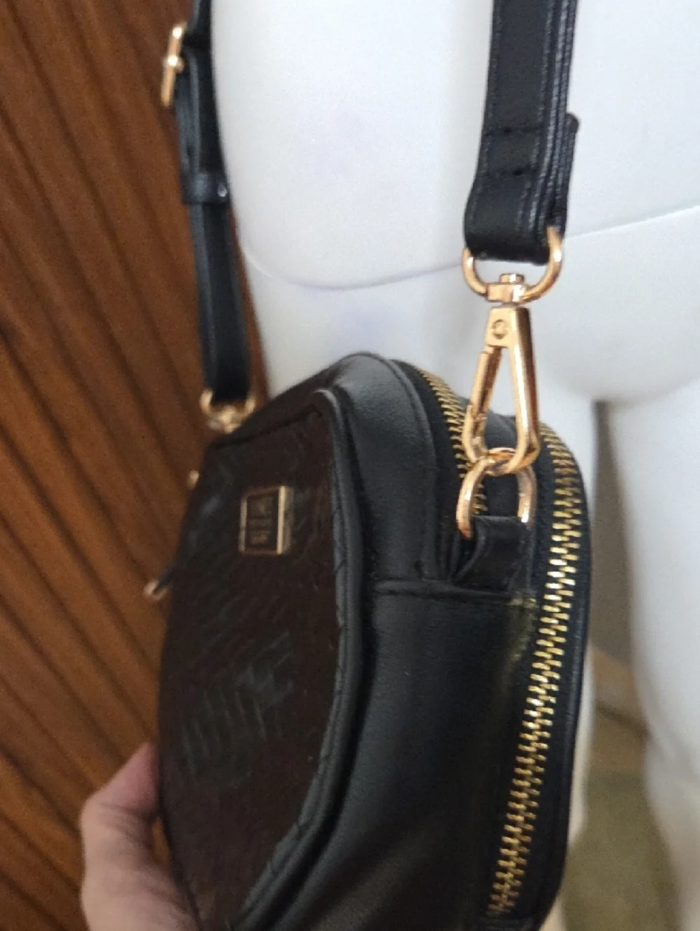 Vitage Jones New York Black Woven Crossbody with Gold Hardware Rn#108833
